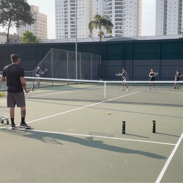 Foto do treinamento intermediário da Tennis Square.